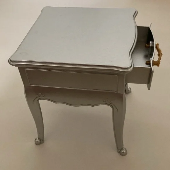 American Girl Grand Hotel silver nightstand,  flowers, vase and towels - Picture 3 of 8